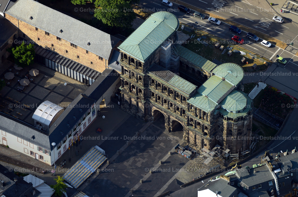 3290991 | Die Porta Nigra ist ein  früheres römisches Stadttor am Porta-Nigra-Platz und Wahrzeichen der Stadt Trier