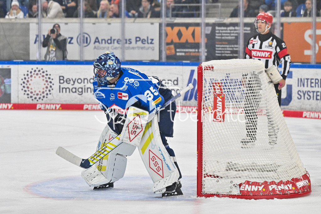 Dresdener Eislöwen - Augsburger Panther | im Bild Eislöwen Keeper Julius HUDACEK (Eislöwen Dresden 35) / Einzelfoto / Freisteller / DEL: Dresdener Eislöwen - Augsburger Panther; Joynext-Arena am 05.10.2025