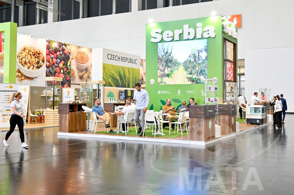 _DW03465 | Das Herz der internationalen Bio-Branche schlug vom 26.–29.07.2022 für vier Tage in Nürnberg. Die BIOFACH, Weltleitmesse für Bio-Lebensmittel, und die VIVANESS, Internationale Fachmesse für Naturkosmetik, meldet sich mit der einmaligen „Summer Edition“ zurück. Groß war die Wiedersehensfreude der über 24.000 Fachbesucher aus 137 Ländern. Im Fokus: Der persönliche Austausch, Networking und vertiefte Gespräche zu den Themen der Zeit. Aber auch: Neuheiten und Trends entdecken und eintauchen mit allen Sinnen in die Produktvielfalt der 2.276 Aussteller aus 94 Ländern. Nürnberg, 29.07.2022 - Realisiert mit Pictrs.com