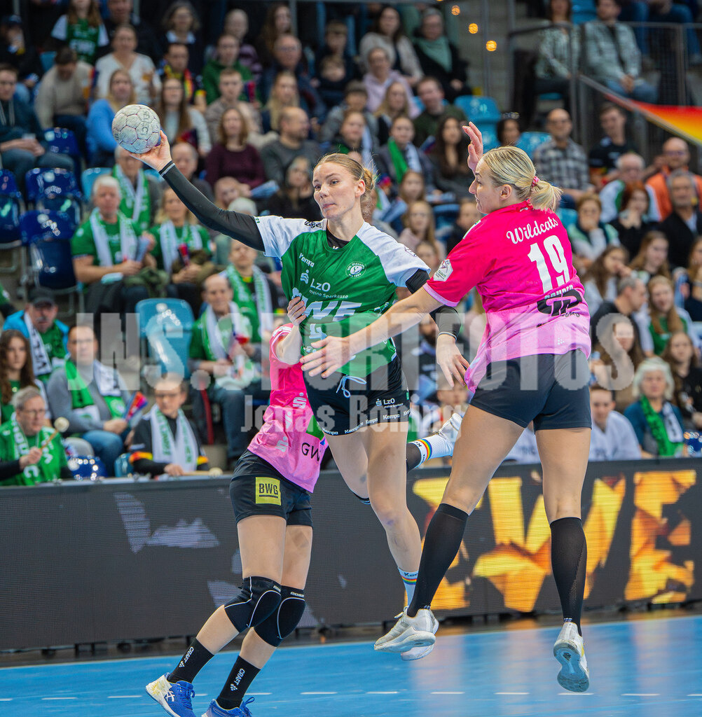 Handball I Frauen I Saison 2025-2026 I 1. HBF I 15. Spieltag I VFL Oldenburg - SV Union Halle-Neustadt 0025 | Toni-Luisa Reinemann (4, VfL Oldenburg) vorbei an Lea Gruber (19, SV Union Halle-Neustadt) - Realisiert mit Pictrs.com