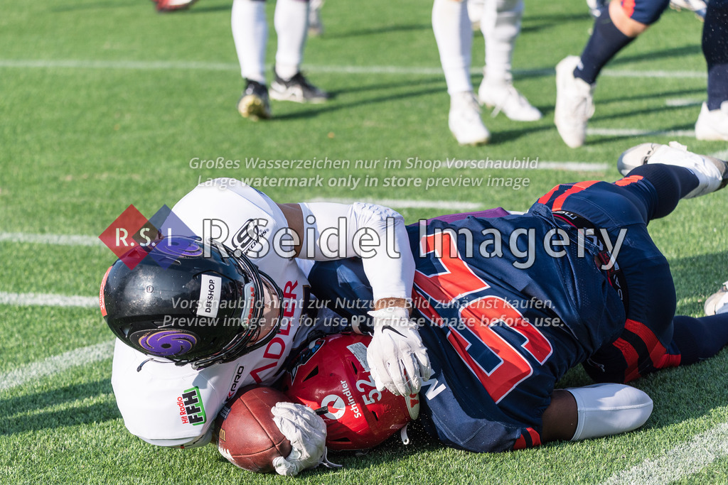 RS-1-003529 | Reece Horn (#17, Frankfurt, WR), Ambroise Mati (#52, Sea Devils, LB, GER)