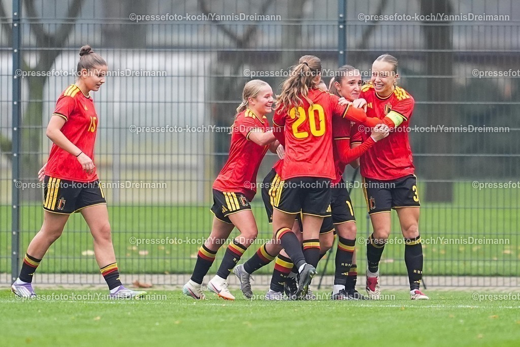 xYDRx26112501017 | 26.11.2025, xydrx, Fußball, Länderspiel, EM-Qualifikation U19-Frauen, Belgien - Deutschland, Sportschule Wedau: Torjubel nach dem Tor zum 1:0 für Belgien durch Torschütze Eva Spelkens (BEL #19) zusammen mit Free Vanneste (BEL #5) und Fleur Heyman (BEL #16) und Louize Haentjens (BEL #3) und Nel Neyrinck (BEL #20)