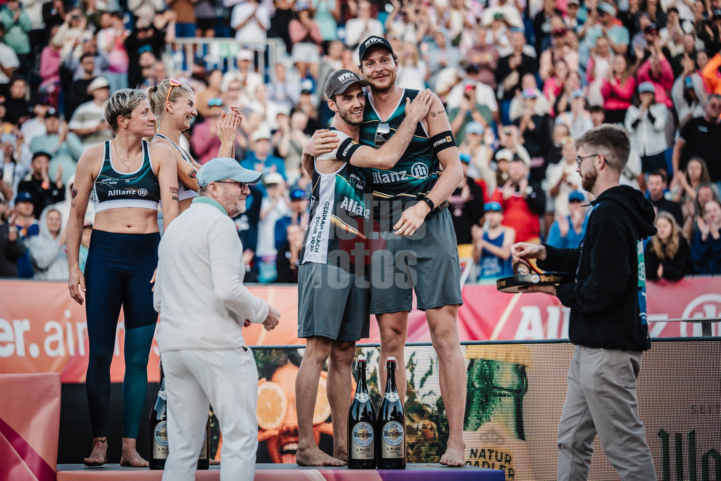 Beachvolleyball | Frauen und Männer | Deutsche Meisterschaften 2025 Timmendorfer Strand | 07.09.2025 | v.l. Clemens Wickler und Nils Ehlers steigen auf das Podest während der Siegerehrung für die Bronzemedaille Platz Drei