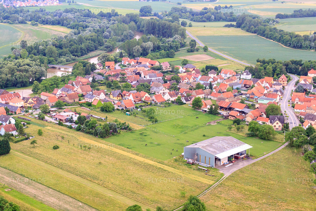 Luftbild: Ortsansicht von Nordosten in Rountzenheim im Bundesland Bas-Rhin in Frankreich. – Foto: IMG_28805.jpg vom 14.06.2010 durch Werner Riehm/FLY-FOTO.de – Auflösung des Originals: 4752 x 3168 px