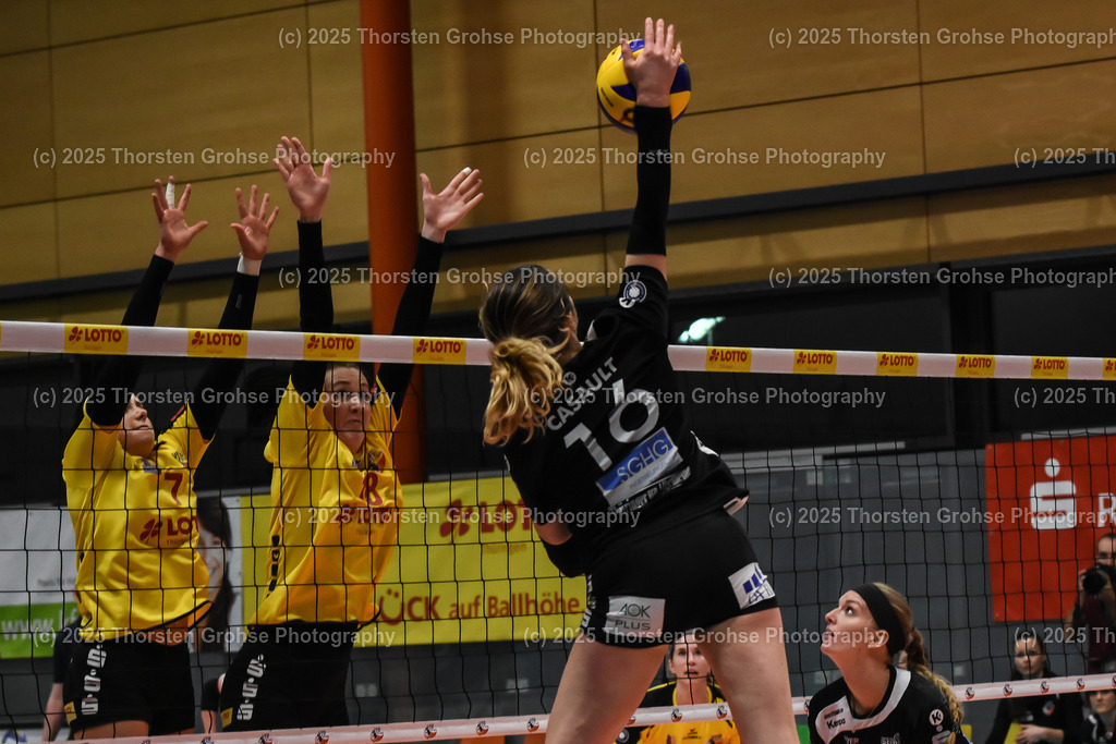 VBL VFB Suhl vs. SCHWARZ-WEISS Erfurt | Lauren Plum #7 (VFB Suhl),Krista DeGeest #18 (VFB Suhl),Margaret Casault #16 (Schwarz-Weiss Erfurt); VBL VFB Suhl vs. SCHWARZ-WEISS Erfurt, Volleyball-Bundesliga Frauen am 17.02.2018 in der Multihalle in Meiningen, (Deutschland) - Realisiert mit Pictrs.com
