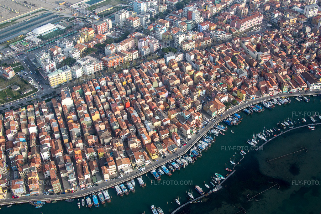 Aerial view: View of the town in Chioggia in the state Veneto, Italy. – Photo: IMG_087584.jpg taken on 04/06/2016 by Werner Riehm/FLY-FOTO.com – Resolution of the original: 5252 x 3502 px