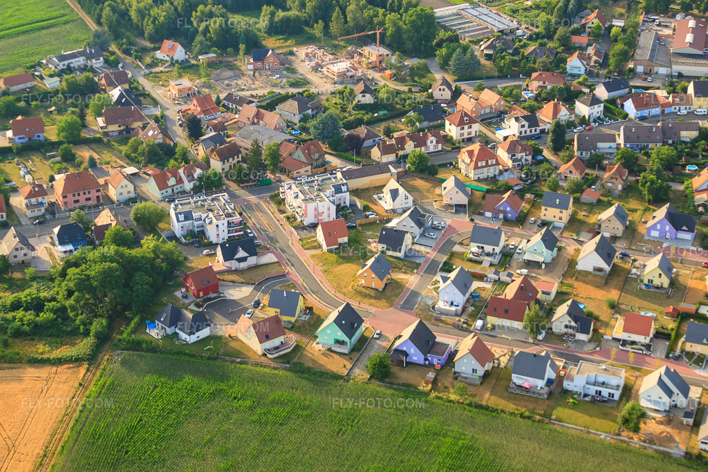 Aerial view: Rue de Gries in Bischwiller in the state Bas-Rhin, France. – Photo: IMG_30406.jpg taken on 07/09/2010 by Werner Riehm/FLY-FOTO.com – Resolution of the original: 4752 x 3168 px