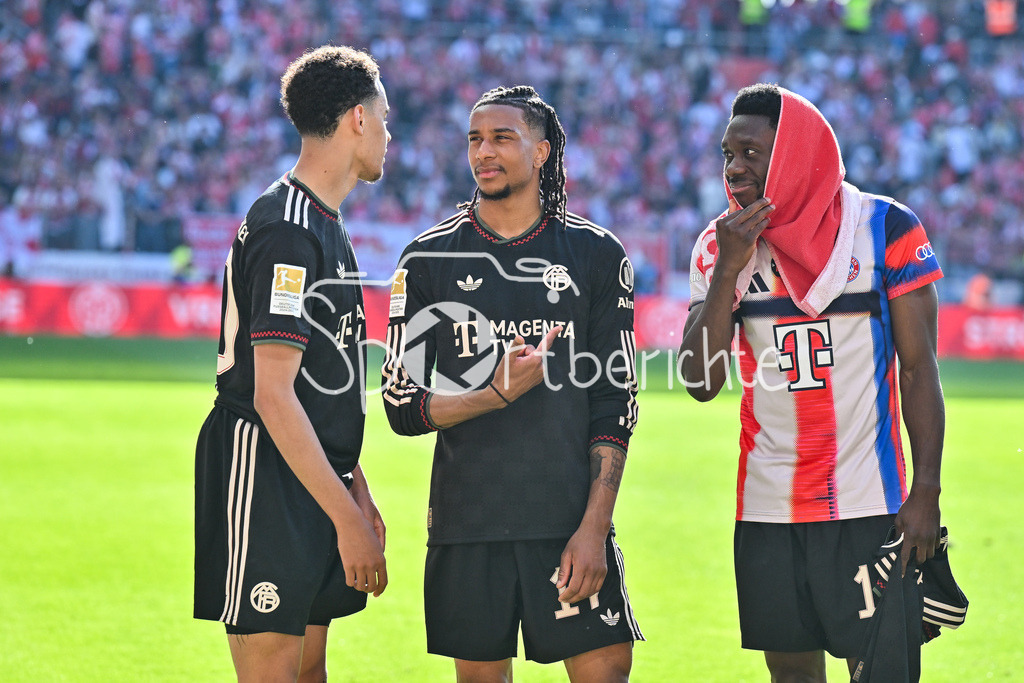 1. FSV Mainz 05 - FC Bayern München | MAINZ, GERMANY - 25. APRIL: die Spieler der Bayern feiern zusammen mit den Fans den Sieg in Mainz nach dem Bundesligamatch zwischen dem 1. FSV Mainz 05 und dem FC Bayern München am 31. Spieltag in der MEWA Arena / DFL REGULATIONS PROHIBIT ANY USE OF PHOTOGRAPHS AS IMAGE SEQUENCES AND/OR QUASI-VIDEO / Jamal MUSIALA (FC Bayern Munich 10), Michael OLISE (FC Bayern Munich 17) und Alphonso DAVIES (FC Bayern Munich 19)