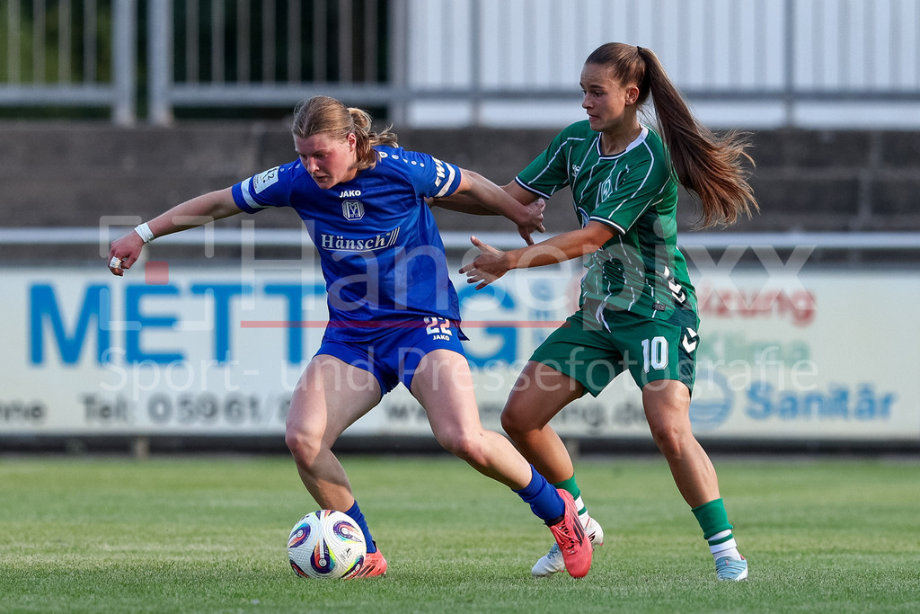 Fussball, Testspiel Frauen, SV Meppen - SV Werder Bremen | v.li.: Lilly Damm (SV Meppen, 22) und Tuana Mahmoud (SV Werder Bremen, 10) im Zweikampf, Duell, Dynamik, Aktion, Action, Spielszene