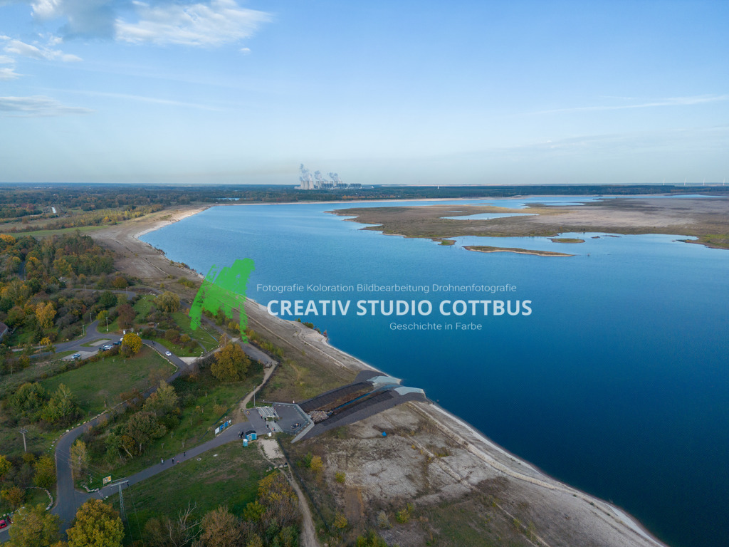 Einlaufbauwerk Cottbuser Ostsee | Der zukünftige Cottbuser Ostsee mit dem Einlaufbauwerk, welches das alte Tagebaurestloch mit Wasser aus der Spree gefüllt. - Realisiert mit Pictrs.com