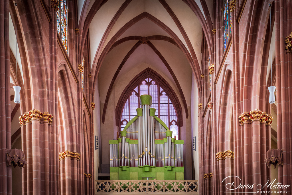 Katharinenkirche in Oppenheim | Die imposante Katharinenkirche in Oppenheim gilt als eine der bedeutendsten gotischen Kirchen am Rhein. Ihre Errichtung erfolgte in mehreren Bauabschnitten im 13., 14. und 15. Jahrhundert. Heute ist sie eine der schönsten Sehenswürdigkeiten in Rheinhessen.