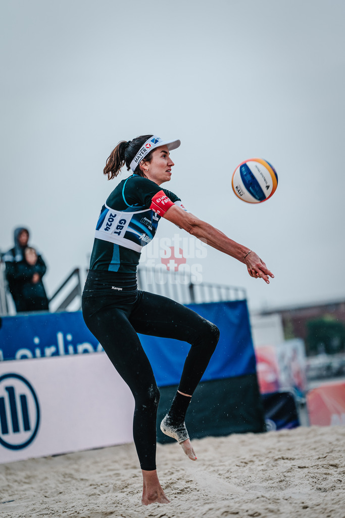 Beachvolleyball | Frauen | German Beach Tour 2024 | Tourstop Bremen | 08.06.2024 | Lena Plesiutschnig (AUT) nimmt den Ball an