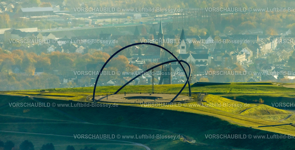 Herten231104251 | Luftbild, Halde Hoheward Bergehalde mit dem Horizontobservatorium, Sehenswürdigkeit, Blick nach Hochlarmark und dem Förderturm der der ehemaligen Zeche Recklinghausen II sowie der St. Michael Kirche und evang. Reformationskirche, umgeben von herbstlichen Laubbäumen, Herten, Ruhrgebiet, Nordrhein-Westfalen, Deutschland