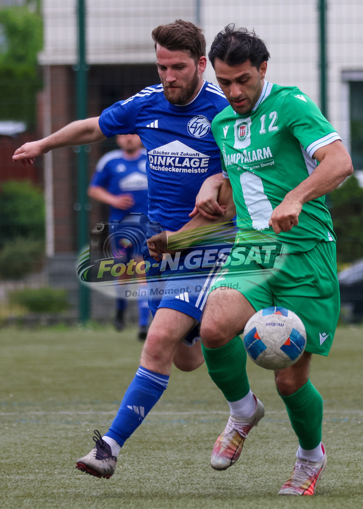 Bünder SV - SV Enger-Westerenger, | Auf dem Bild zu sehen: grün Bünder SV: Batuhan Kaymak ; blau SV Enger-Westerenger: Danny Alves-ReiBünder SV, SV Enger-Westerenger, Saison 25/26, Kreisliga A, Bünde, Deutschland - Realisiert mit Pictrs.com