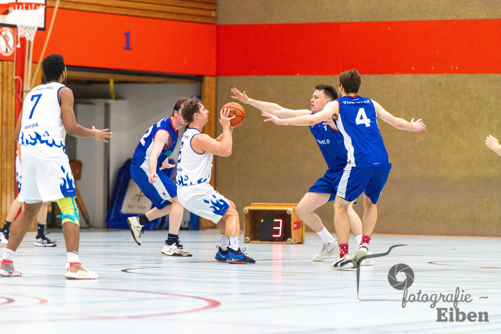 SV Ofenerdiek-TuS Ofen | SV Ofenerdiek (weiß)-TuS Ofen (blau) am 18.02.2024 in Ofenerdiek (Sporthalle Lagerstraße), Deutschland, Photo: Philip Eiben 2023 - Realisiert mit Pictrs.com