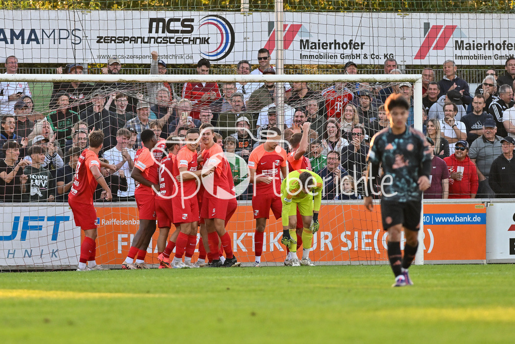 SpVgg Hankofen-Hailing - FC Bayern Amateure | Jubel der Hausherren nach dem Treffer zum 2-0 durch Tobias LERMER (Spvgg #22) / Freude / Happy / Tor / Torschuetze / Regionalliga Bayern: SpVgg Hankofen-Hailing - FC Bayern München II, Maierhofer-Bau Stadion am 20.09.2024