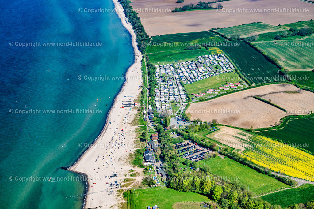 Surendorf_Campingplatz_Surendorf_ELS_6298010524 | SCHWEDENECK 01.05.2024 Campingplatz mit Wohnwagen und Zelten im Küstenbereich " Campingplatz Surendorf " in Schwedeneck im Bundesland Schleswig-Holstein, Deutschland. // Campsite with caravans and tents in the coastal area " Campingplatz Surendorf " in Schwedeneck in the state Schleswig-Holstein, Germany. Foto: Martin Elsen