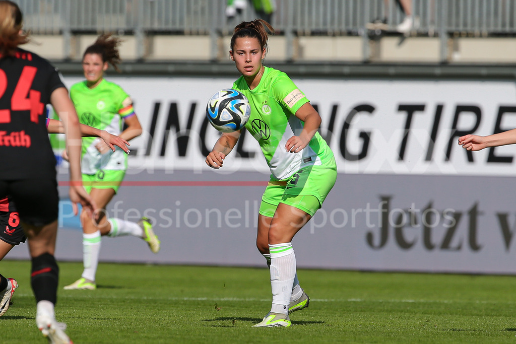 Fussball, Google Pixel Frauen-Bundesliga, VfL Wolfsburg - Bayer 04 Leverkusen | v.li.: Lena Oberdorf (VfL Wolfsburg, 5) am Ball, Einzelbild, Ganzkörper, Aktion, Action, Spielszene, DIE DFB-RICHTLINIEN UNTERSAGEN JEGLICHE NUTZUNG VON FOTOS ALS SEQUENZBILDER UND/ODER VIDEOÄHNLICHE FOTOSTRECKEN. DFB REGULATIONS PROHIBIT ANY USE OF PHOTOGRAPHS AS IMAGE SEQUENCES AND/OR QUASI-VIDEO.