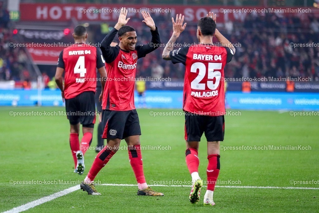 B0428032501078 | 28.03.2025, Fußball, Bayer 04 Leverkusen - VfL Bochum, 1. Fußball Bundesliga, 27. Spieltag, BayArena, Saison 2024 2025: Torjubel nach dem Tor zum 3:1 durch Torschütze Amine Adli (Bayer04 Leverkusen #21) zusammen mit Exequiel Palacios (Bayer04 Leverkusen #25) DFB regulations prohibit any use of photographs as image sequences and or quasi-video.