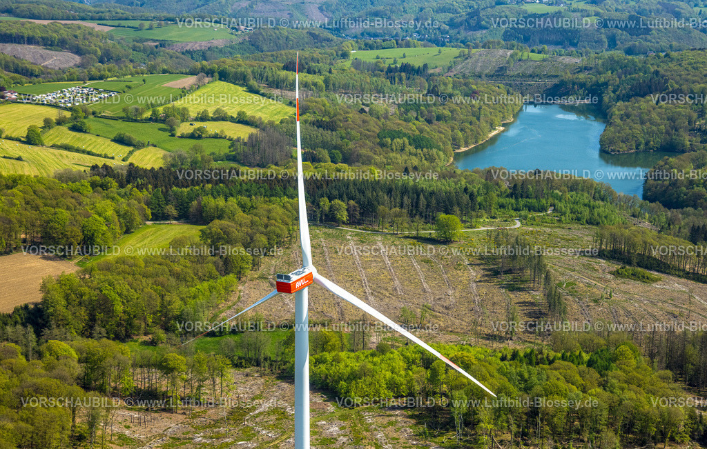 Breckerfeld240504730 | Luftbild, AVU Windräder nahe der Brantener Straße, Baustelle mit Neubau, Waldgebiet Landwehr mit Waldschäden, hinten die Glörtalsperre, Branten, Breckerfeld, Ruhrgebiet, Nordrhein-Westfalen, Deutschland