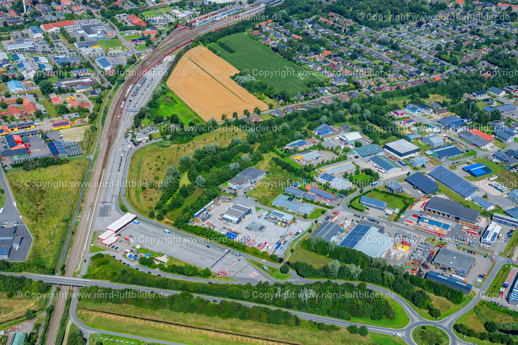 Niebüll_Autoverladung_Sylt_Zug_ELS_8685130825 | NIEBüLL 13.08.2025 Gleisverlauf und Bahn -Betriebsgebäude in Niebüll im Bundesland Schleswig-Holstein, Deutschland. Autoverladung für den " Sylt- Shuttle " der DB Fernverkehr AG und RDC AUTOZUG Sylt GmbH als Betreiber der Verbindung " Blauer Autozug Sylt ". // Track layout and railway operations building in Niebuell in the state Schleswig-Holstein, Germany. Foto: Martin Elsen