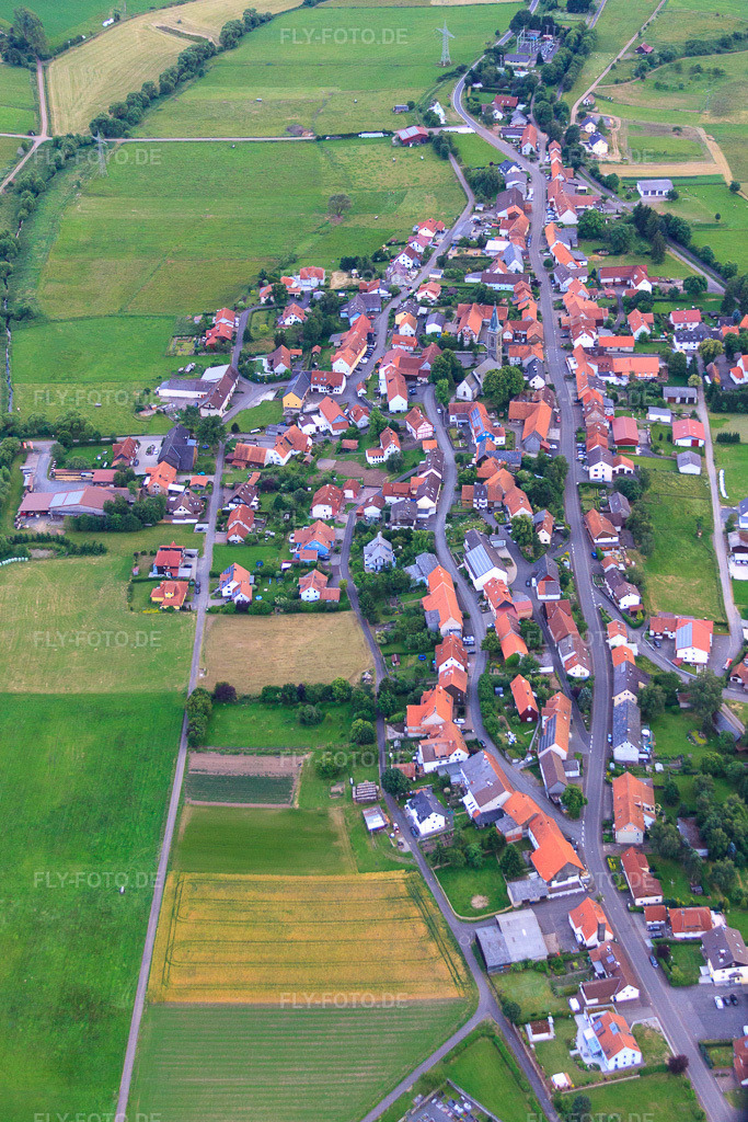 Luftbild: Dorfansicht aus Nordosten im Ortsteil Crainfeld in Grebenhain im Bundesland Hessen in Deutschland. – Foto: IMG_68302.jpg vom 20.06.2014 durch Werner Riehm/FLY-FOTO.de – Auflösung des Originals: 2619 x 3928 px
