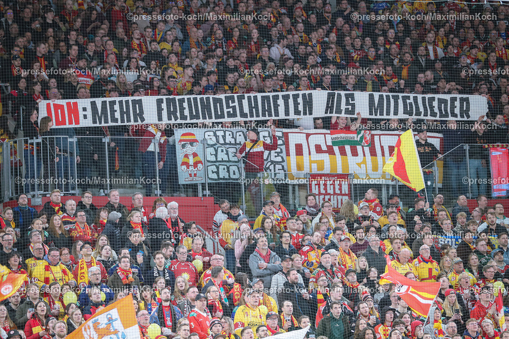 DueDEL25022401066 | 25.02.2024, Düsseldorf, Eishockey, Penny DEL, 49. Spieltag, PSD-BANK Dome, Düsseldorfer EG - Kölner Haie: Banner Schriftzug in der Fankurve der DEG mit Aufschrift - IDN (Inferno dela Nord) mehr Freundschaften als Mitglieder