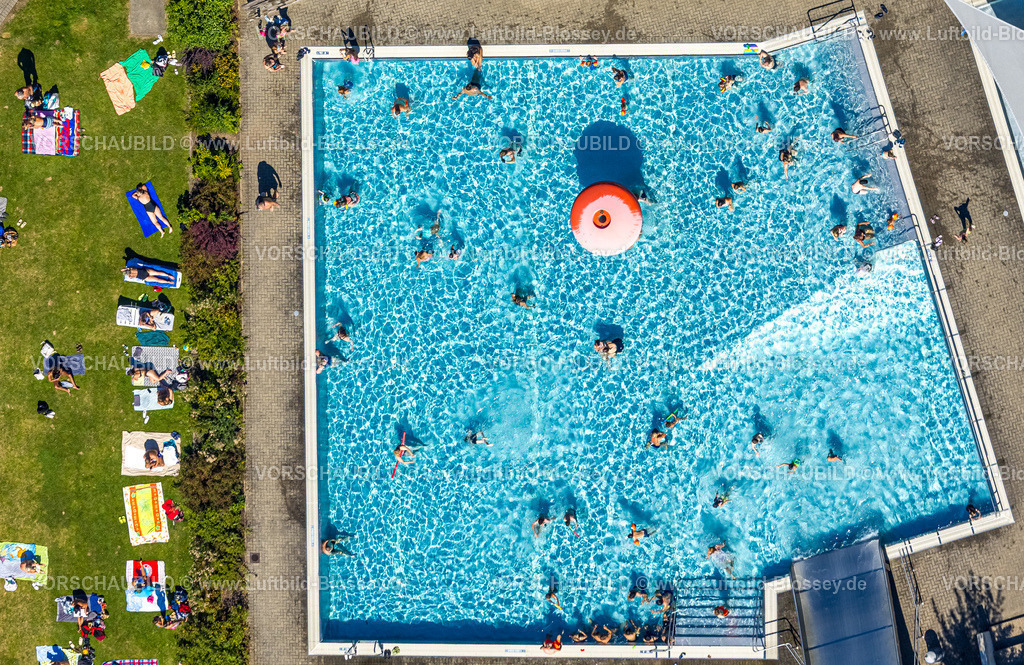 Luedenscheid250813861-3 | Luftbild, Freibad Familienbad Nattenberg, Schwimmbecken mit Badegästen, Lüdenscheid-Stadt, Lüdenscheid, Sauerland, Nordrhein-Westfalen, Deutschland