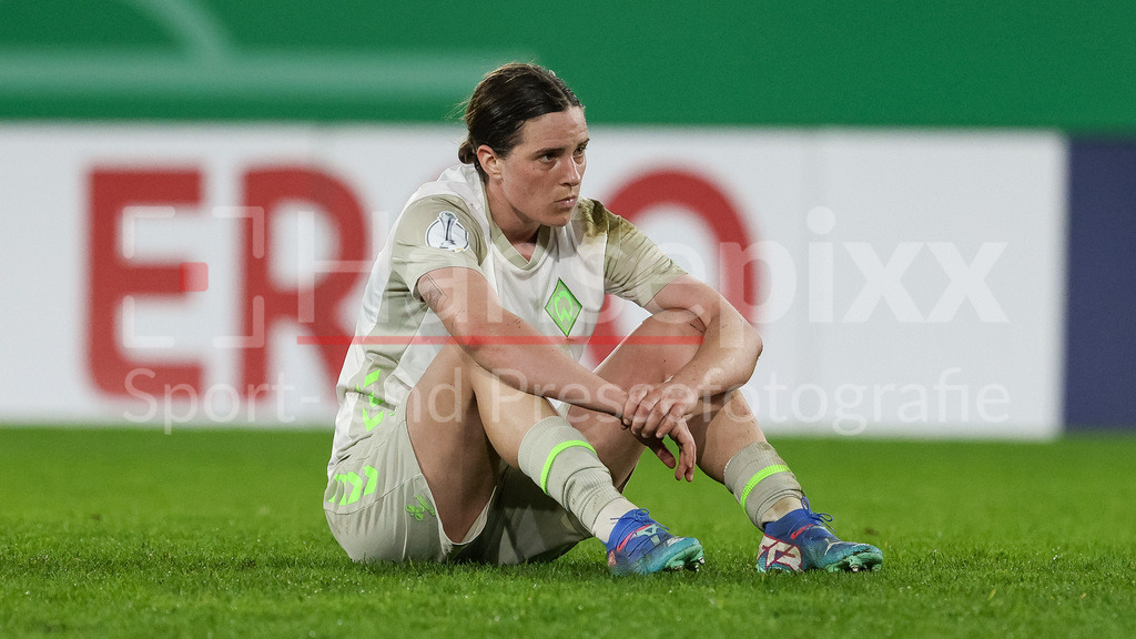 Fussball, DFB-Pokal Frauen, SGS Essen - SV Werder Bremen | Lara Schmidt (SV Werder Bremen, 24) enttäuscht über die Niederlage, Enttäuschung nach dem Schlusspfiff, Abpfiff, Highlight, Verlierer, verloren, Frustration, pessimistisch, traurig, Ausscheiden, ausgeschieden, DIE DFB-RICHTLINIEN UNTERSAGEN JEGLICHE NUTZUNG VON FOTOS ALS SEQUENZBILDER UND/ODER VIDEOÄHNLICHE FOTOSTRECKEN. DFB REGULATIONS PROHIBIT ANY USE OF PHOTOGRAPHS AS IMAGE SEQUENCES AND/OR QUASI-VIDEO.