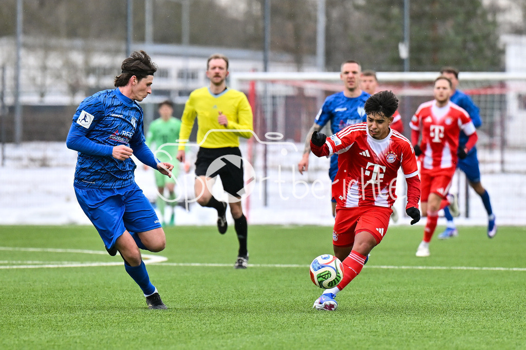FC Bayern Amateure - SGV Freiberg Fussball | MUNICH, GERMANY - 29. JANUARY: im Duell Paul POLAUKE (SGV Freiberg 5) und Maycon Douglas CARDOZO (FC Bayern München II 10) während dem Testspiel zwischen den Amateuren des FC Bayern und dem SGV Freiberg Fussball am FC Bayern Campus