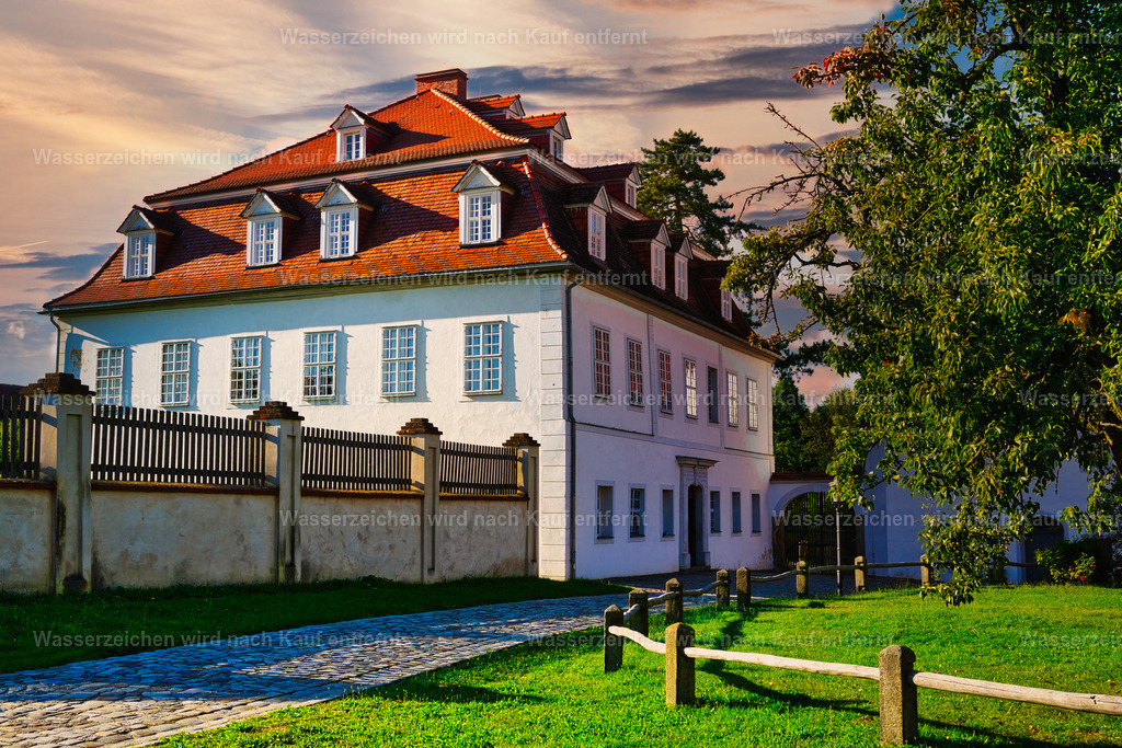 Herrnhut - Schloss des Grafen Zinzendorf in Berthelsdorf | Historisches Zinzendorfschloss in Berthelsdorf bei Herrnhut – ein eindrucksvolles Zeugnis der regionalen Geschichte und eng verbunden mit dem Wirken von Nikolaus Ludwig von Zinzendorf. Herrnhut ist eine Stadt im sächsischen Landkreis Görlitz in der Oberlausitz. Zentral zwischen den Städten Löbau und Zittau gelegen, ist sie als Gründungsort der Herrnhuter Brüdergemeine, durch die Produktion der Herrnhuter Sterne und internationale Missionsarbeit bekannt. - Realisiert mit Pictrs.com