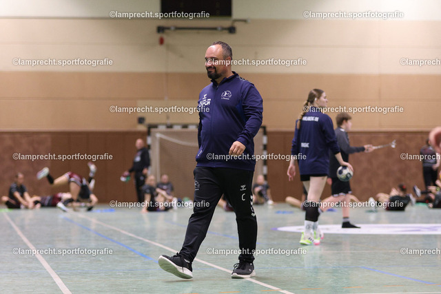 Handball I Juniorinnen I Saison 2026-2027 I Oberliga Schleswig-Holstein I 3. Spieltag I HSG Kalkberg 06 - TSV Bargteheide 027 | Benjamin Busch (Trainer, HSG Kalkberg 06) - Realisiert mit Pictrs.com