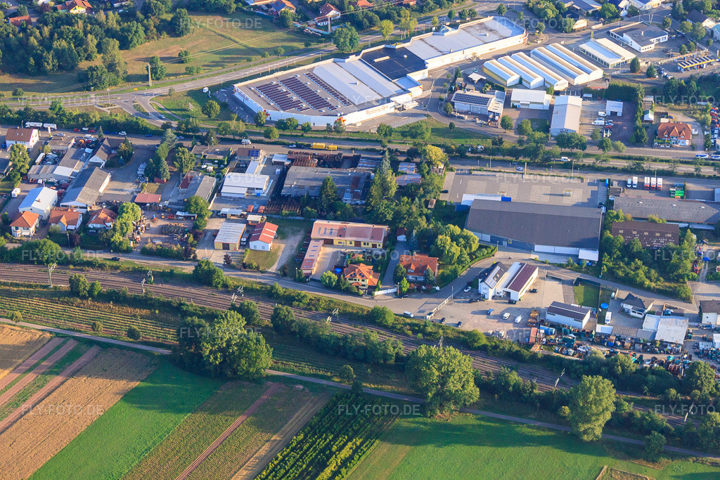 Luftbild: küchenwelt StrohmeierGilb Bellheim - Wir lieben Küchen in Bellheim im Bundesland Rheinland-Pfalz in Deutschland. – Foto: IMG_70167.jpg vom 19.07.2014 durch Werner Riehm/FLY-FOTO.de – Auflösung des Originals: 4752 x 3168 px – küchenwelt StrohmeierGilb