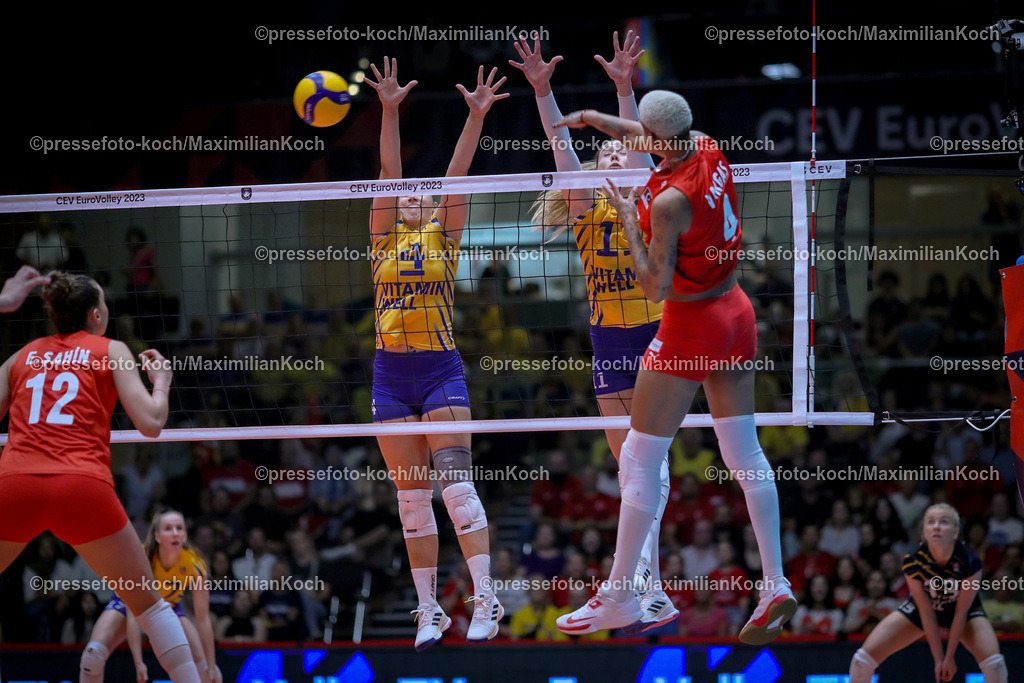 EuroVolley18082302028 | 17.08.2023, CEV EuroVolley 2023, Volleyball-Europameisterschaften der Frauen, Gruppenphase Gruppe C, Tag2, CASTELLO Düsseldorf: Tag2 , Türkei vs Schweden. Jonna WASSERFALLER (SWE) und Alexandra LAZIC  (SWE) gegen Melissa Teresa VARGAS (TUR)