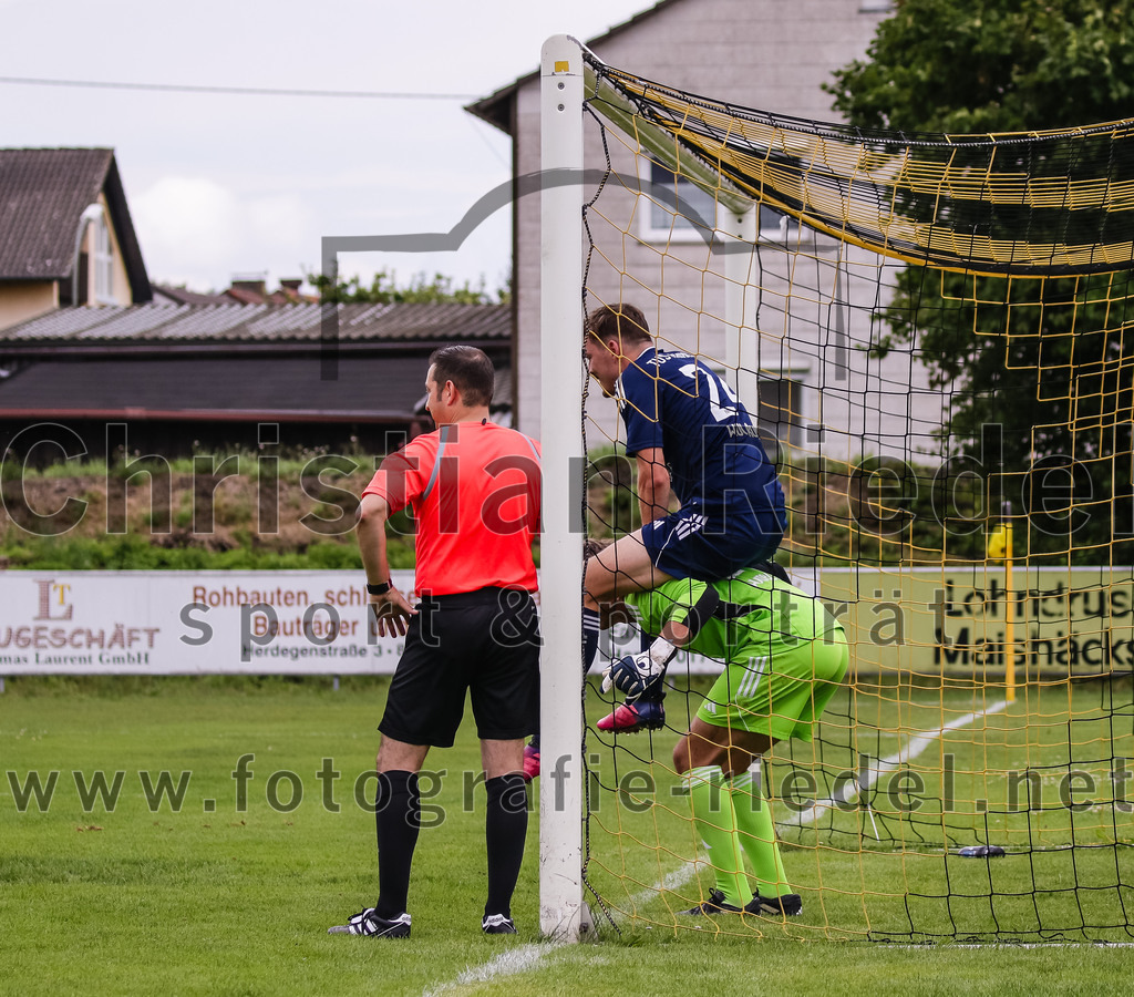 2023-07-29_008_FC_Moosinning_gegen_TuS_Raubling | Moosinning, Deutschland, 29.07.2023:
Fußball, Bezirksliga Oberbayern Ost 2023 / 2024, 1. Spieltag, FC Moosinning gegen TuS Raubling, Endergebnis: 0:7

Quirin Wolfrum (TuS Raubling, #24), Torwart Maximilian Wunderlich (TuS Raubling, #1)

Foto: Christian Riedel / fotografie-riedel.net