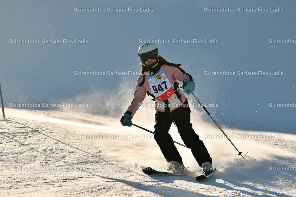 SRF_25.12.2025_0381 | Skirennfotos,Serfaus,Fiss,Ladis,Kinderskirennen,Winter,Tirol,Oberland,skirace,SFL,feelfree,weil wir's genießen,ski,Ski,skifahren,Sonnenplateau, - Realisiert mit Pictrs.com