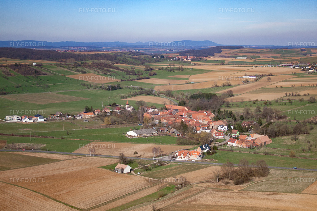 Vue aérienne: Champs agricoles et terres arables à Issenhausen dans le département Bas Rhin, France. Photo: IMG_38593.jpg prise le 20/03/2011 par Werner Riehm/FLY-FOTO.eu – Résolution de l'original: 4752 x 3168 px