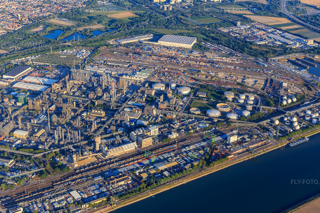 Luftbild: BASF im Ortsteil BASF in Ludwigshafen im Bundesland Rheinland-Pfalz in Deutschland. – Foto: IMG_109514.jpg vom 31.07.2018 durch Werner Riehm/FLY-FOTO.de – Auflösung des Originals: 5472 x 3648 px – WWW.BASF.COM