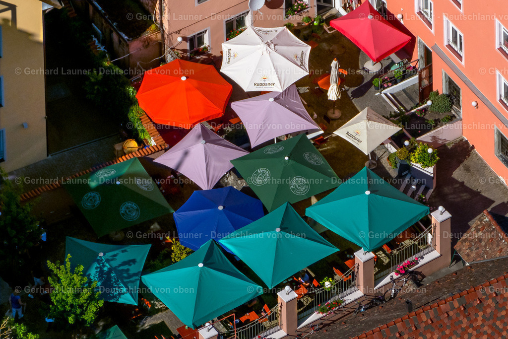 4032374 | RADOLFZELL AM BODENSEE 12.06.2020 Tische und Sitzbänke der Freiluft- Gaststätte Gasthaus Kreuz in Radolfzell am Bodensee am Bodensee im Bundesland Baden-Württemberg, Deutschland. // Tables and benches of open-air restaurant Gasthaus Kreuz in Radolfzell am Bodensee at Bodensee in the state Baden-Wuerttemberg, Germany. Foto: Gerhard Launer