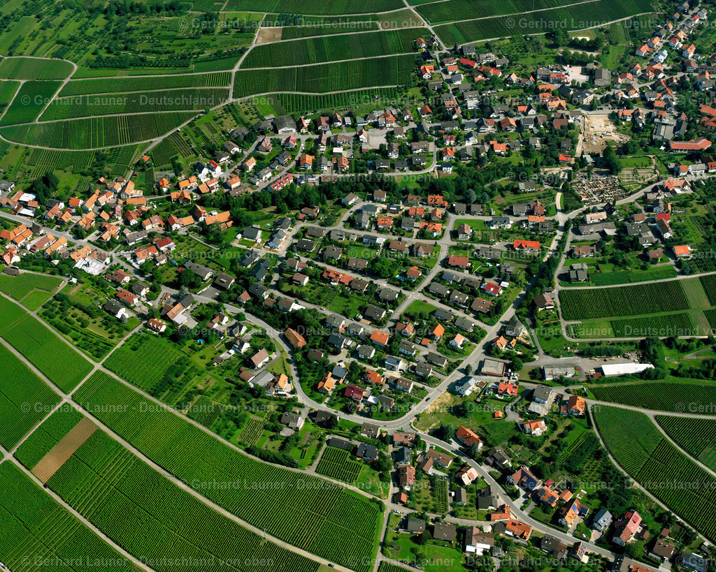 2526369 | EISENTAL 01.05.2005 Wohngebiet - Mischbebauung der Mehr- und Einfamilienhaussiedlung  in Eisental im Bundesland Baden-Württemberg, Deutschland // Residential area - mixed development of a multi-family housing estate and single-family housing estate  in Eisental in the state Baden-Wuerttemberg, Germany Foto: Gerhard Launer
