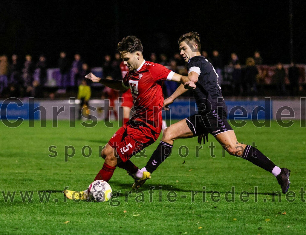 2023-10-27_077_VfB_Hallbergmoos_gegen_FC_Schwaig | Hallbergmoos, Deutschland, 27.10.2023:
Fußball, Landesliga Südost 2023 / 2024, 18. Spieltag, VfB Hallbergmoos gegen FC Schwaig, Endergebnis: 2:3

Jonas Mayr (VfB Hallbergmoos, #5), Raffael Ascher (FC Schwaig, #9)

Foto: Christian Riedel / fotografie-riedel.net