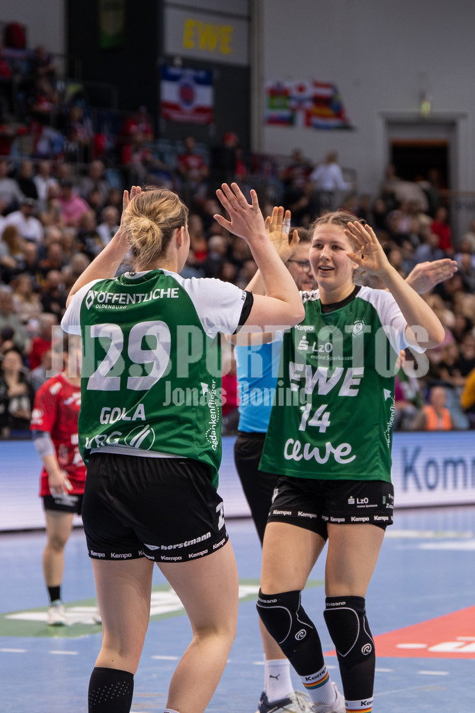 Handball I Frauen I Saison 2025-2026 I 1. HBF I 17. Spieltag I VFL Oldenburg - Thüringer HC I 0493 | Paulina Golla (29, VfL Oldenburg) und Marie Steffen (14, VfL Oldenburg) - Realisiert mit Pictrs.com