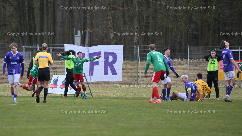 VfR Neumünster vs MTSV Hohenwestedt | Kjell Knaak (MTSV #11) bejubelt seinen Treffer zum 1-1 / Fußball-Oberliga Männer 2024/2025 / VfR Neumünster vs MTSV Hohenwestedt / VfR-Stadion / Neumünster / 16.03.25 - Realisiert mit Pictrs.com