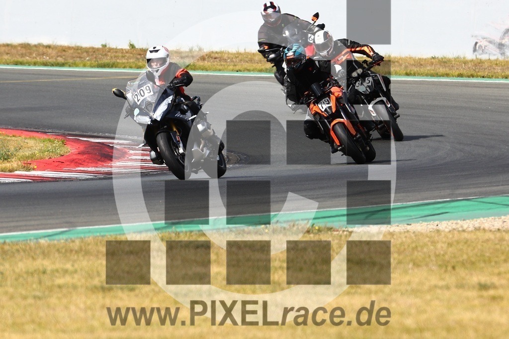 0079-20240909_01452 | Schöne Erinnerungen an spannende Momente - das festzuhalten ist unser Job. PIXELrace.de ist seit 2003 auf den Rennstrecken Europas unterwegs um die Action draußen beim Fahren und die wunderbare Stimmung imm Fahrerlager für euch einzufangen.