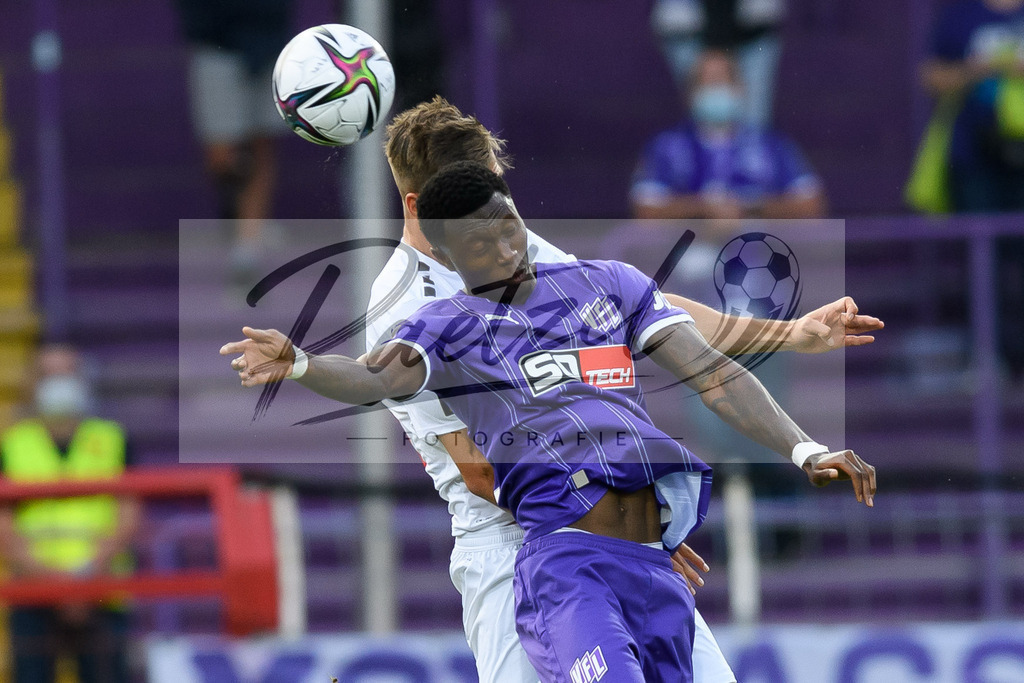 OSNVKO20210906_2 | Fussball, Herren: Moritz Fritz (FC Viktoria Koeln) und Luis Sprekelmeyer (VfL Osnabrueck) im Zweikampf beim Spiel der 3. Liga zwischen VfL Osnabrueck und FC Viktoria Koeln im Stadion an der Bremer Bruecke am 06.09.2021 in Osnabrueck, Deutschland.DFB / DFL REGULATIONS PROHIBIT ANY USE OF PHOTOGRAPHS AS IMAGE SEQUENCES AND/OR QUASI-VIDEO. - Realisiert mit Pictrs.com