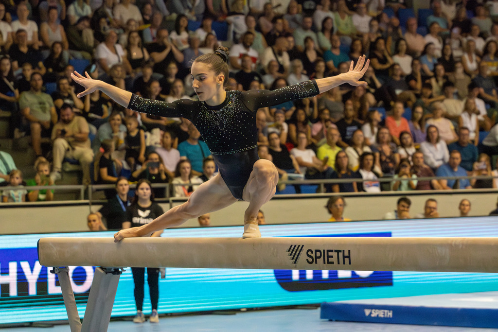Olympia-Qualifikation im Geräteturnen in Rüsselsheim. Bild: Helen Kevric am Schwebebalken | Olympia-Qualifikation im Geräteturnen in Rüsselsheim. Bild: Helen Kevric am Schwebebalken - Realisiert mit Pictrs.com