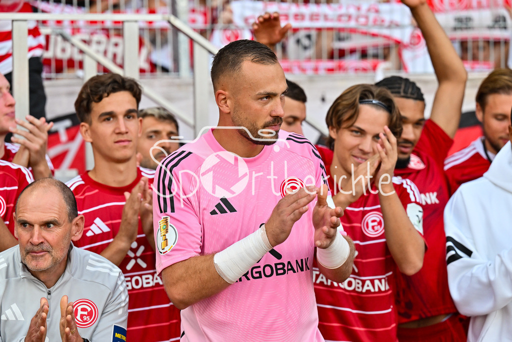 1. FC Schweinfurt 05 - Fortuna Düsseldorf | Die Spieler der Fortuna feiern zusammen mit den Fans den Pokalsieg in Schweinfurt / DFB-Pokal: 1. FC Schweinfurt 05 - Fortuna Düsseldorf; Riedel-Bau Arena am 18.08.2025 / Florian KASTENMEIER (Fortuna 33)