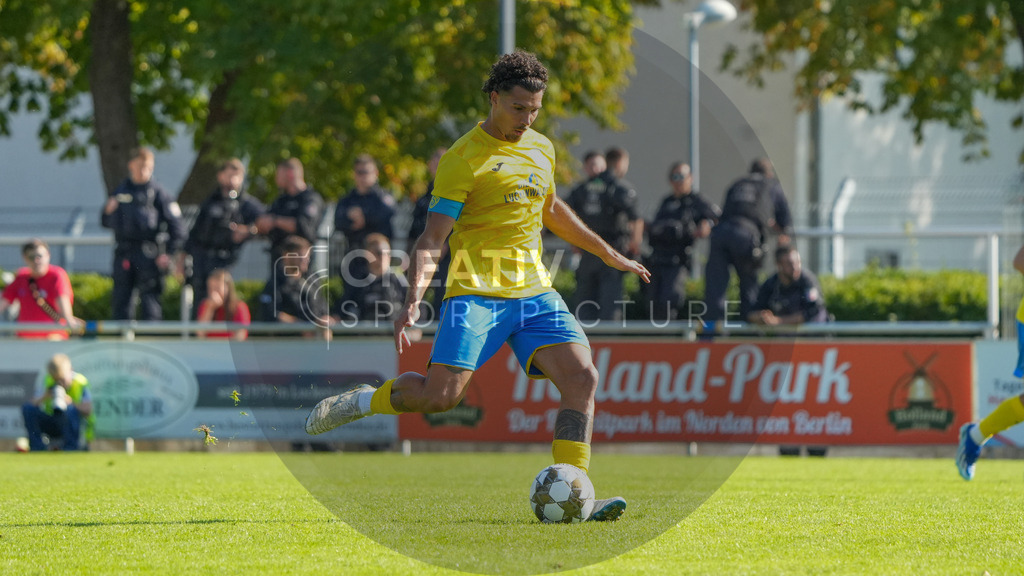 Fußball, Herren, Saison 2025/2026, Regionalliga Nordost, 10. Spieltag, FSV 63 Luckenwalde vs. BSG Chemie Leipzig, Samstag 27.09.2025, Werner-Seelenbinder-Stadion Luckenwalde, | Fußball, Herren, Saison 2025/2026, Regionalliga Nordost, 10. Spieltag, FSV 63 Luckenwalde vs. BSG Chemie Leipzig, Samstag 27.09.2025, Werner-Seelenbinder-Stadion Luckenwalde, Im Bild: Andreas Pollasch (Luckenwalde) - Realisiert mit Pictrs.com