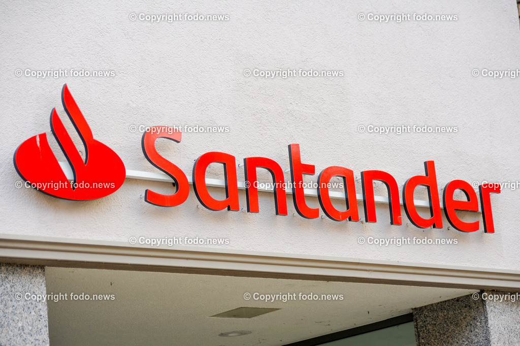Deutschland_ Baden-Wuerttemberg_ Goeppingen_ 17.01.2025-15 | 17.01.2025, Deutschland, GER, Baden-Wuerttemberg, Goeppingen, im Bild Themenbild, Stadtansichten, Santander, Bank, Geld, Konto, Zinsen, Kredit, Schild, Logo, Werbung, Reklame