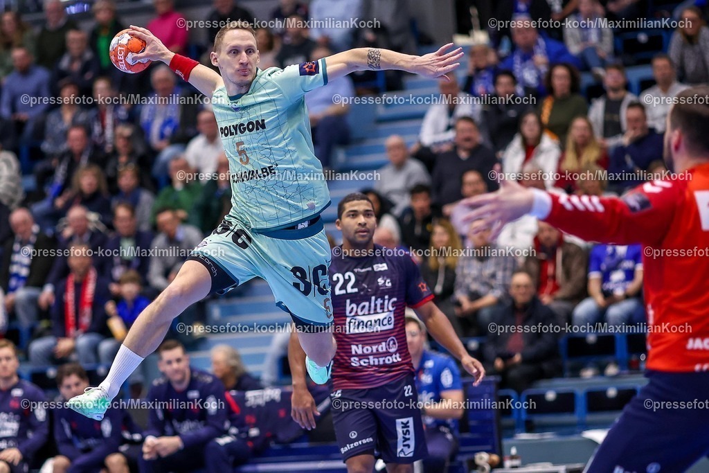 Gum11022501090 | 11.02.2025, Handball, European League - Hauptrunde Gruppe IV, VfL Gummersbach - SG Flensburg-Handewitt, Schwalbe-Arena: Tilen Kodrin (GUM #5) beim Wurf auf das Tor von Torhüter Benjamin Buric (Flensburg-Handewitt #1)